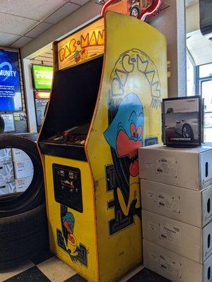 Actual fully functional 41-year-old Pac-Man machine