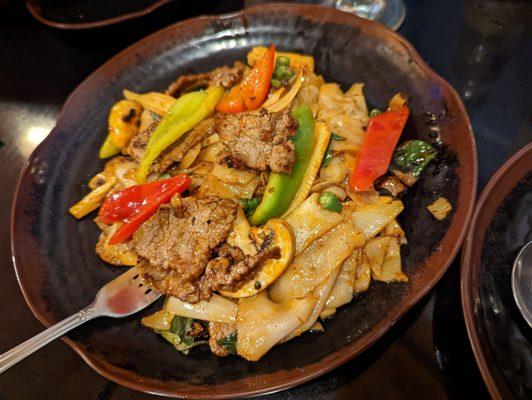 Hanging noodles with beef and vegetables