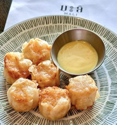 Shumai (･‿･) goodness. Deliciously small, incredibly crispy and not at all spongy compared to some in the area.