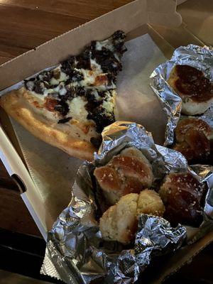 Oxtail pizza and garlic knots