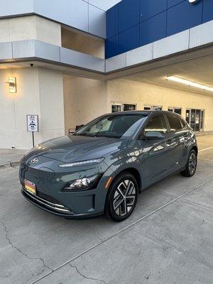 Side view of the Hyundai Kona EV SEL in Cactus Fern