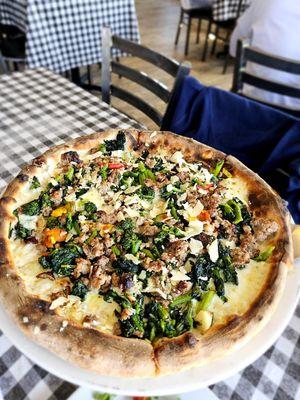 Broccoli rabe pizza