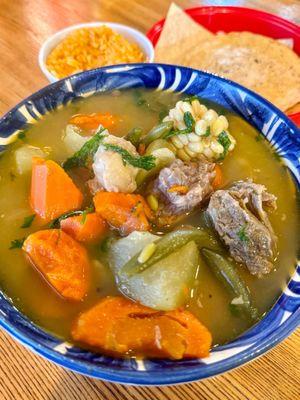 Caldo de res.