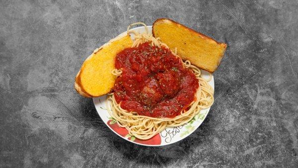 Comfort food at its finest! Savory spaghetti & meatballs paired with buttery garlic toast--dinner just got a whole lot better! Who's hungry?