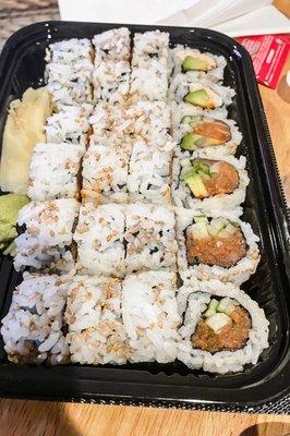 Spicy roll plate (spicy tuna, spicy salmon, California rolls)