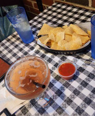 Peach margarita with chips