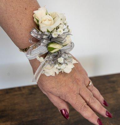 Prom Corsages & Boutonnieres 
https://freshflowersshop.com/floreria-en-hialeah/corsage-and-boutonniere-near-me/