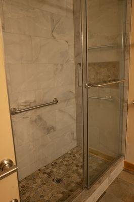 Enhance your custom shower with thoughtful add-ons like convenient handlebars and stylish niches.