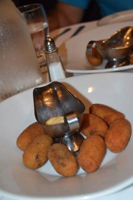 Uffff. Croquetas de bacalao y de jamon. Finger licking good.