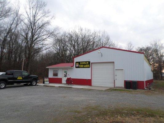 Pole barn building with gaming business included. Very nice gaming room plus office and newly remodeled bathroom. Large warehouse area.