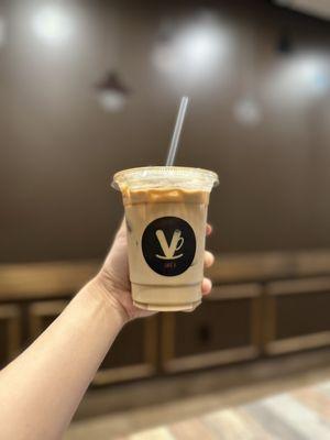 Dulce de leche iced latte (16 oz)