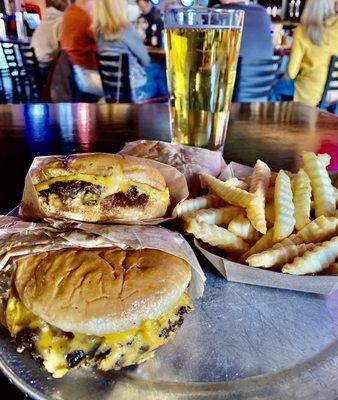 Pub burgers. Crinkles. Beers