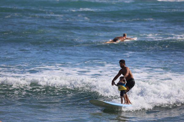 Tandem surfing