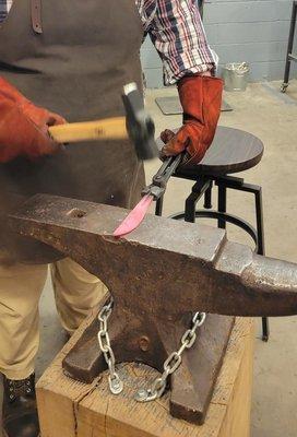 Horseshoe knife, shaping and flattening