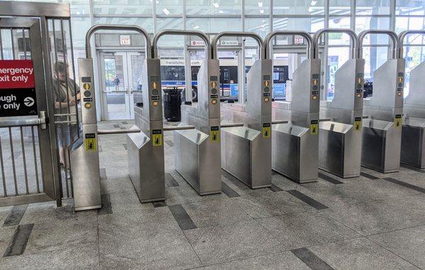 Middle exit and entrance turnstiles at Wilson, red line