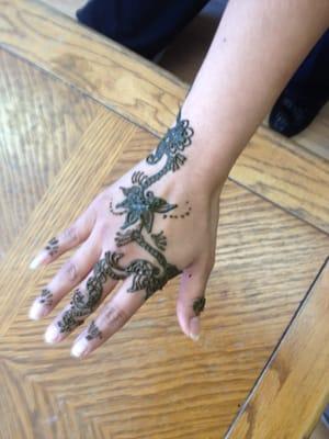 Henna design by Sara lasts two weeks