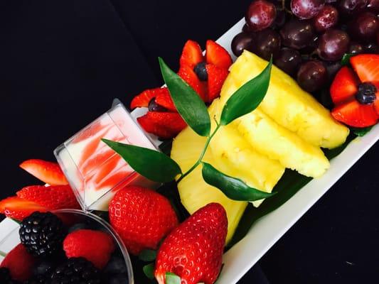 Fresh seasonal fruits and berries served with yogurt dip