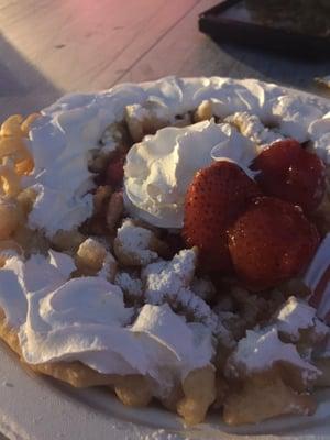 Grand finale (food-wise) Funnel Cake. Plus kettle corn and strawberry lemonade. Mmmmm!