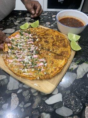 Birria Mexican pizza con caldo