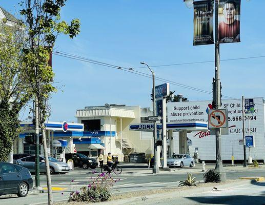 Gas station as seen from Divisadero St