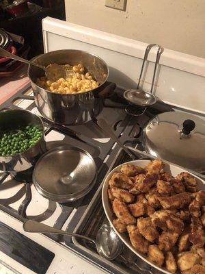 chicken tenders with mac n' cheese and peas