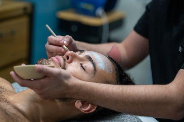 Decongesting facial mask paired with cooling lymphatic drainage massage.