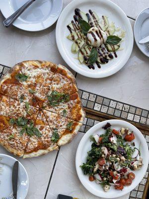 Bruschetta, margarita pizza,  Insalata (forgot which one) had kale in it