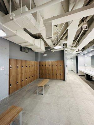 Men's Locker Room -- Very clean!