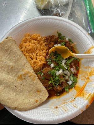 Birria y arroz con tortillas de mais (Birria and Spanish rice with corn tortillas)