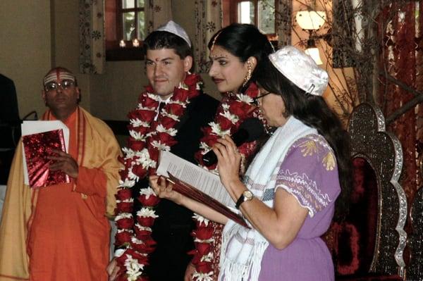 Hindu-Jewish Interfaith Wedding Ceremony co-officiated by Joanie Levine of yourpersonalceremony.com & local Swami at Edgefield