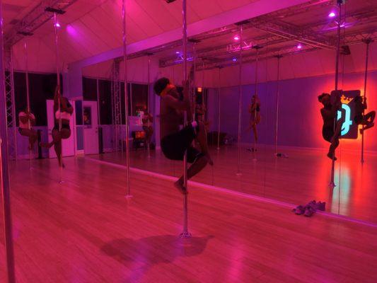 POLE DANCING CLASS