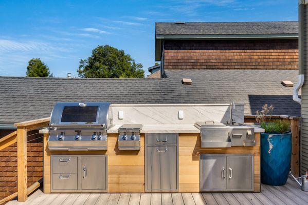 Outdoor Kitchen built in Alameda, Ca with Tez Marble counter tops and Fire Magic Grills.