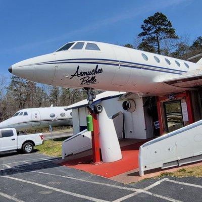 Airplane decor on the exterior