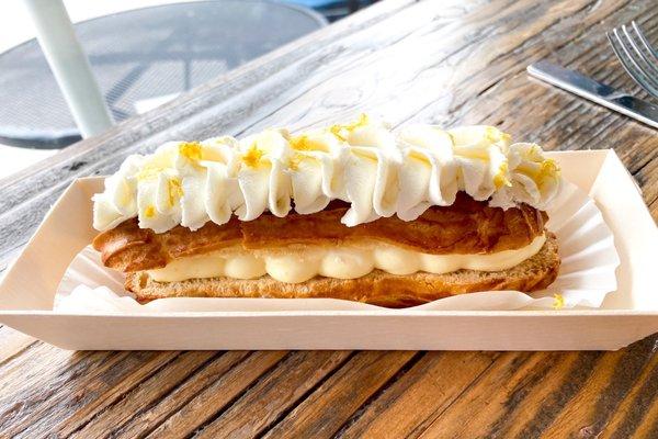 Lemon eclair