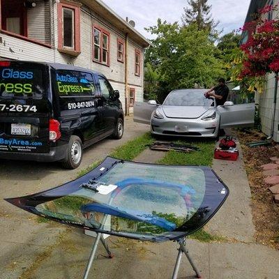 Alex replacing Tesla M3 windshield.