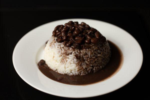 arroz blanco y frijoles negros