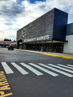 Came to the PCC market in Burien. The parking lot is available.