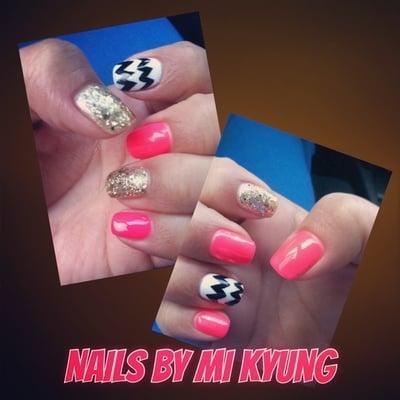 Gel nails in neon pink n glitter. Hand drawn black n white zig zags.