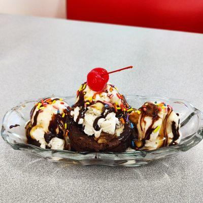 Brownie Sundae with three scoops of vanilla ice cream, and all the extras - simply delicious!