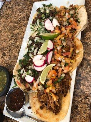 Tres asada y tres carnitas Street tacos