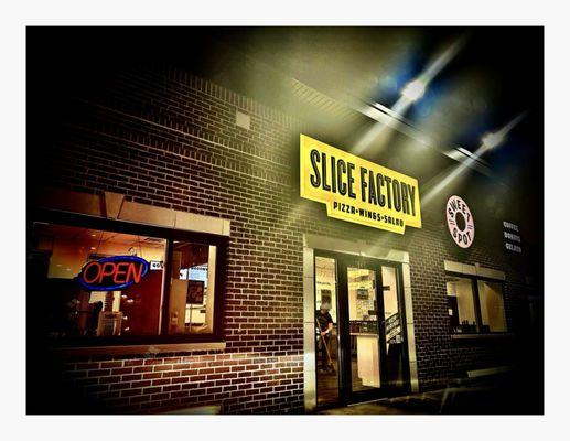 Slice Factory. Bridgeport 1546 W 35th St, Chicago, IL Pizza Wings Salad . Drive Thru Open Late Night .  Cool!