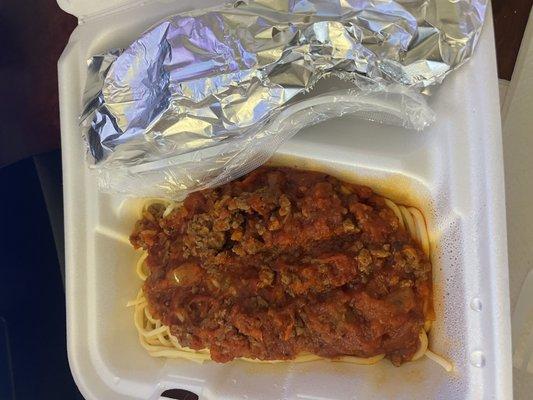 Spaghetti comes with meat sauce and garlic bread