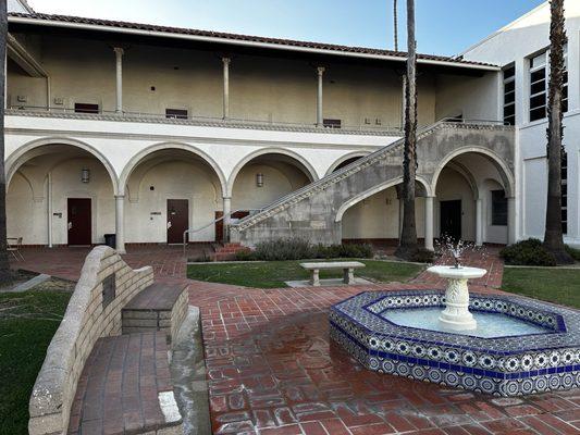 Courtyard where the Beverly Hills 90210 cast once sat