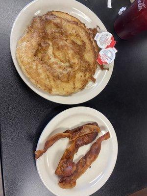 Cinnamon pancakes & side bacon