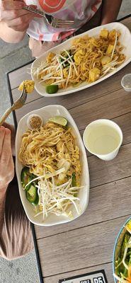 Pad thai chicken and tofu