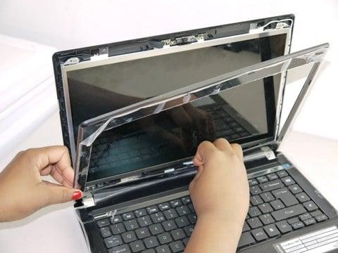 Broken laptop screen.  Laptop screen replacement service