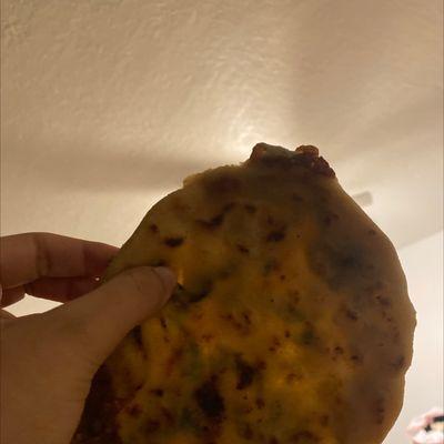 Esto es pupusa parece tortilla mexicana hasta más delgada que ni con que tiene se pasan