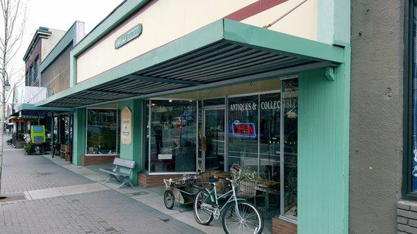 Nice vintage display out front