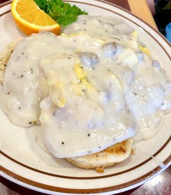 Biscuits with scrambled eggs & gravy