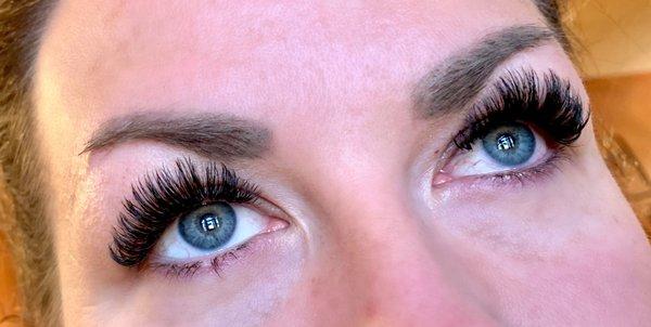 Hybrid volume lashes